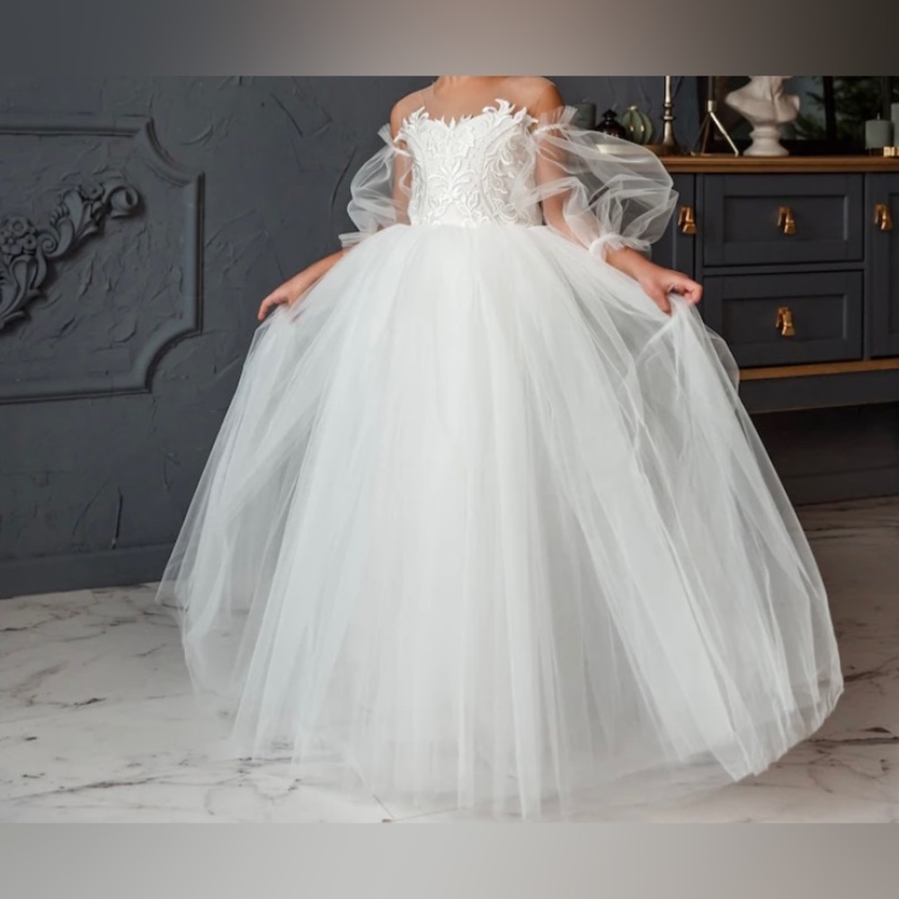 Brand new, never worn Flower Girl Dress.